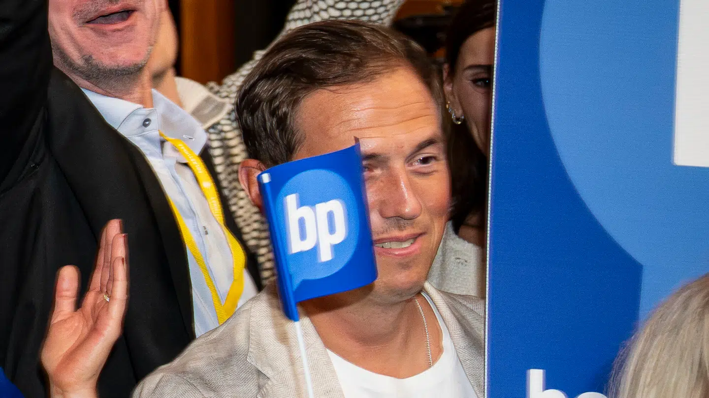 Jacob Harris blev valgt ind i Folketinget for Borgernes Parti, men blev efter fire dage kylet ud af partiet. Nu står han som løsgænger i Folketinget.