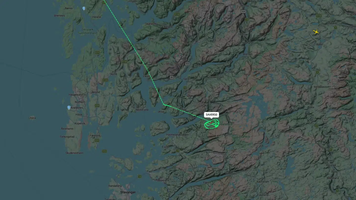 En redningshelikopter søger i området.