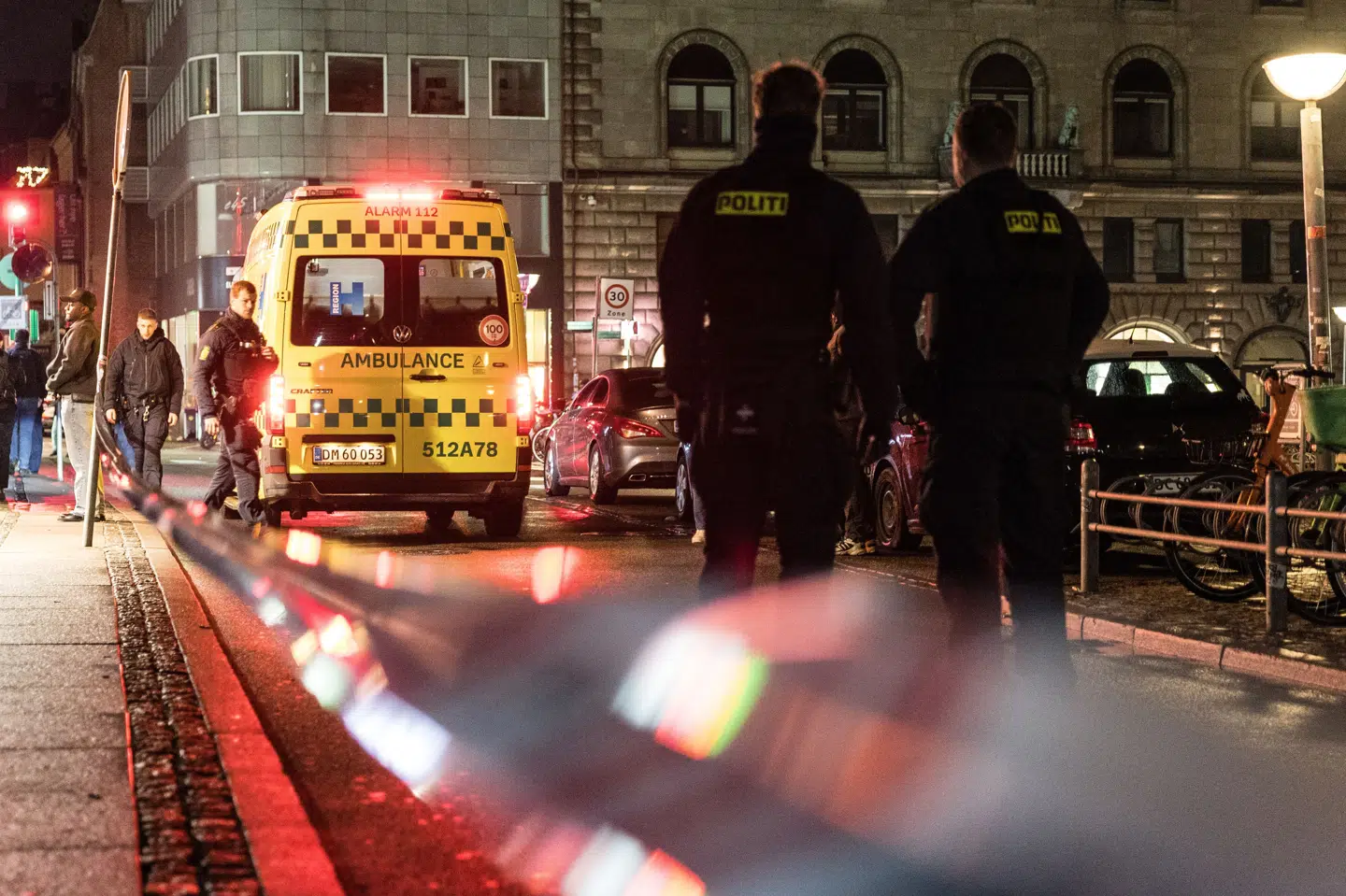 Politiet er til stede på Gammeltorv i København tidligt lørdag morgen efter et knivstikkeri.