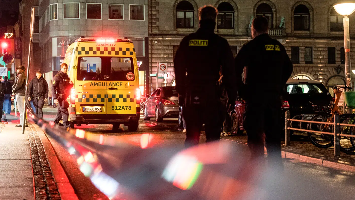 Politiet er til stede på Gammeltorv i København tidligt lørdag morgen efter et knivstikkeri.