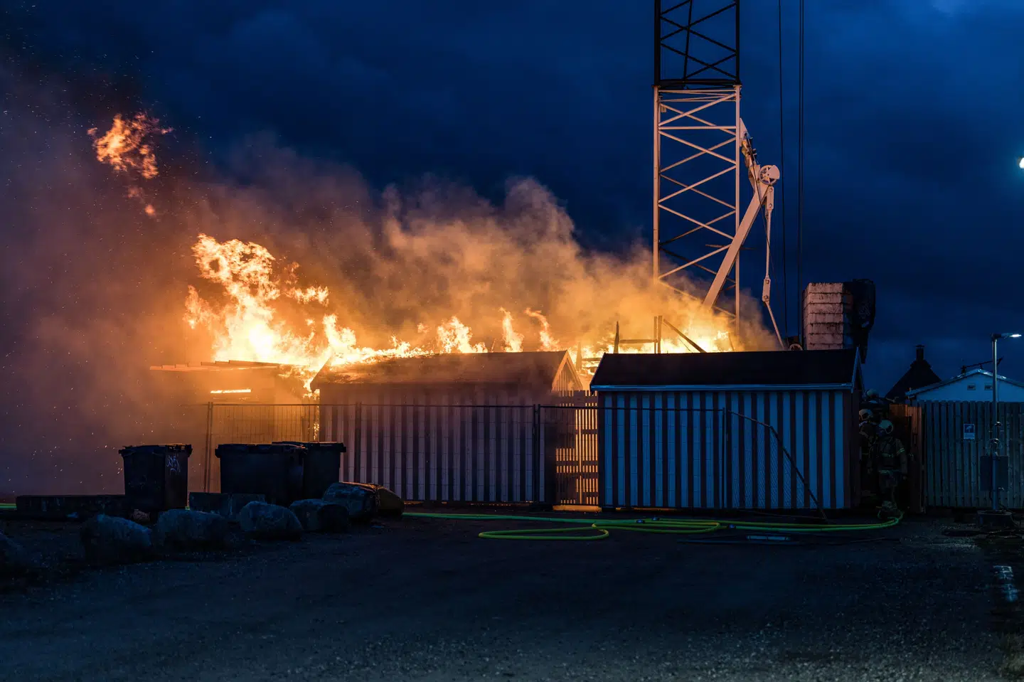 En saunaklub står i brand lørdag morgen på Refshaleøen i København.