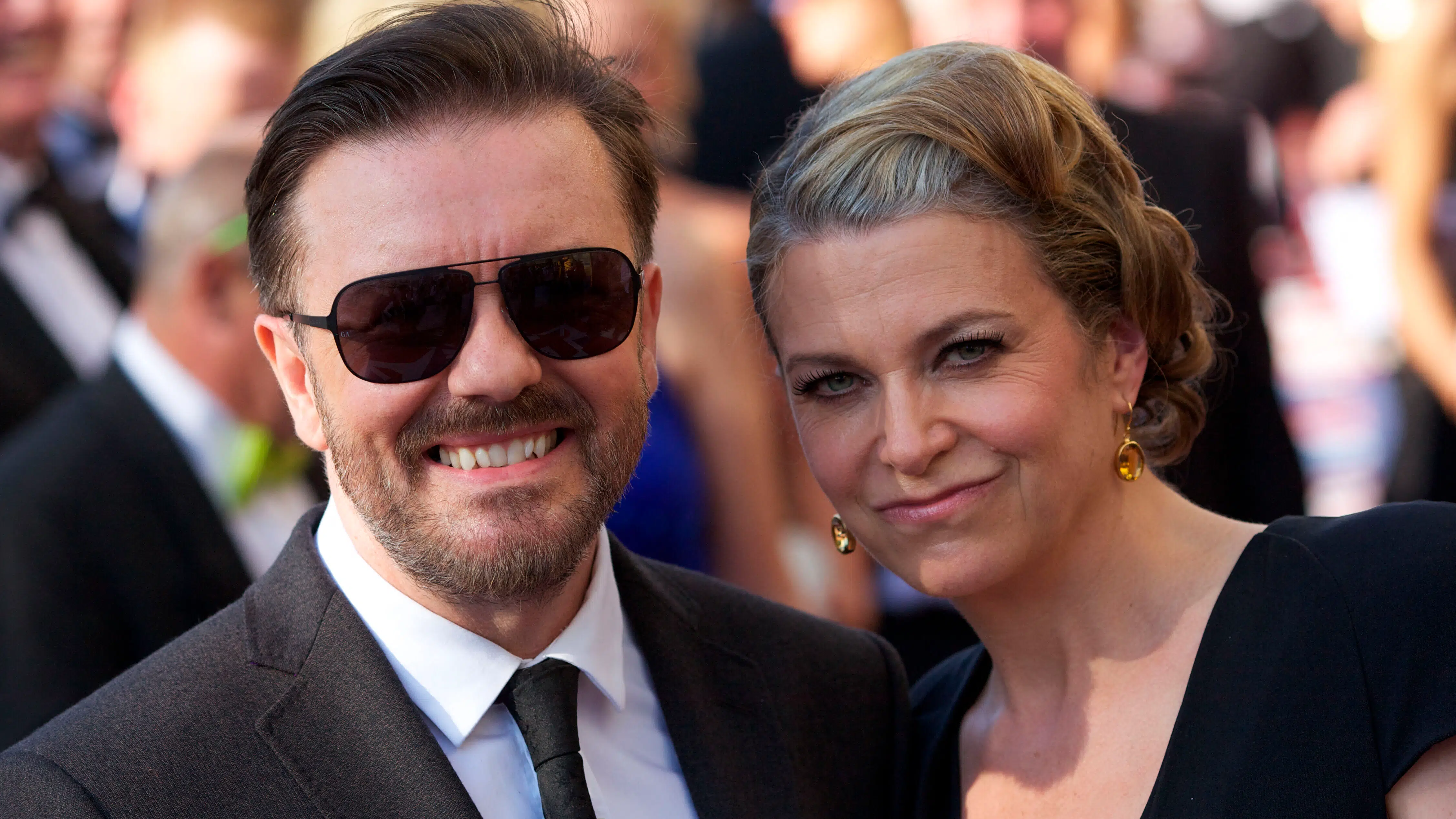 Ricky Gervais’ partner langer ud efter 'kvalmende' prank om brystkræftdiagnose