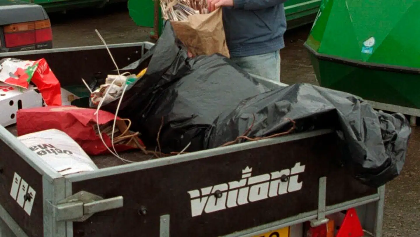 Husk at få affaldet pakket forsvarligt.