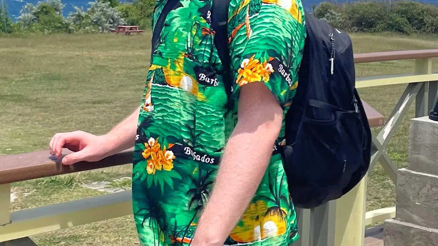 Også denne skjorte fra Barbados blev stjålet fra kufferten.