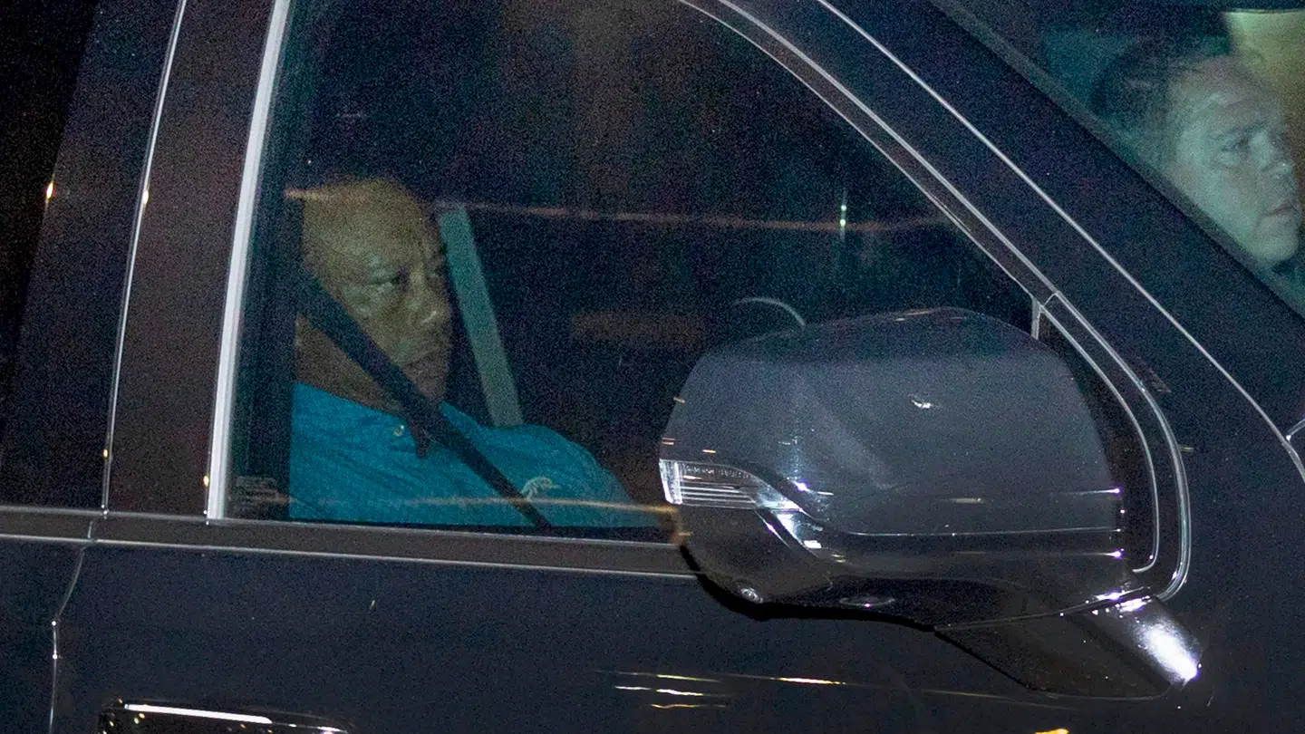 Tiger Woods blev anholdt og sigtet for at have kørt i påvirket tilstand og for at nægte at aflægge en urintest.