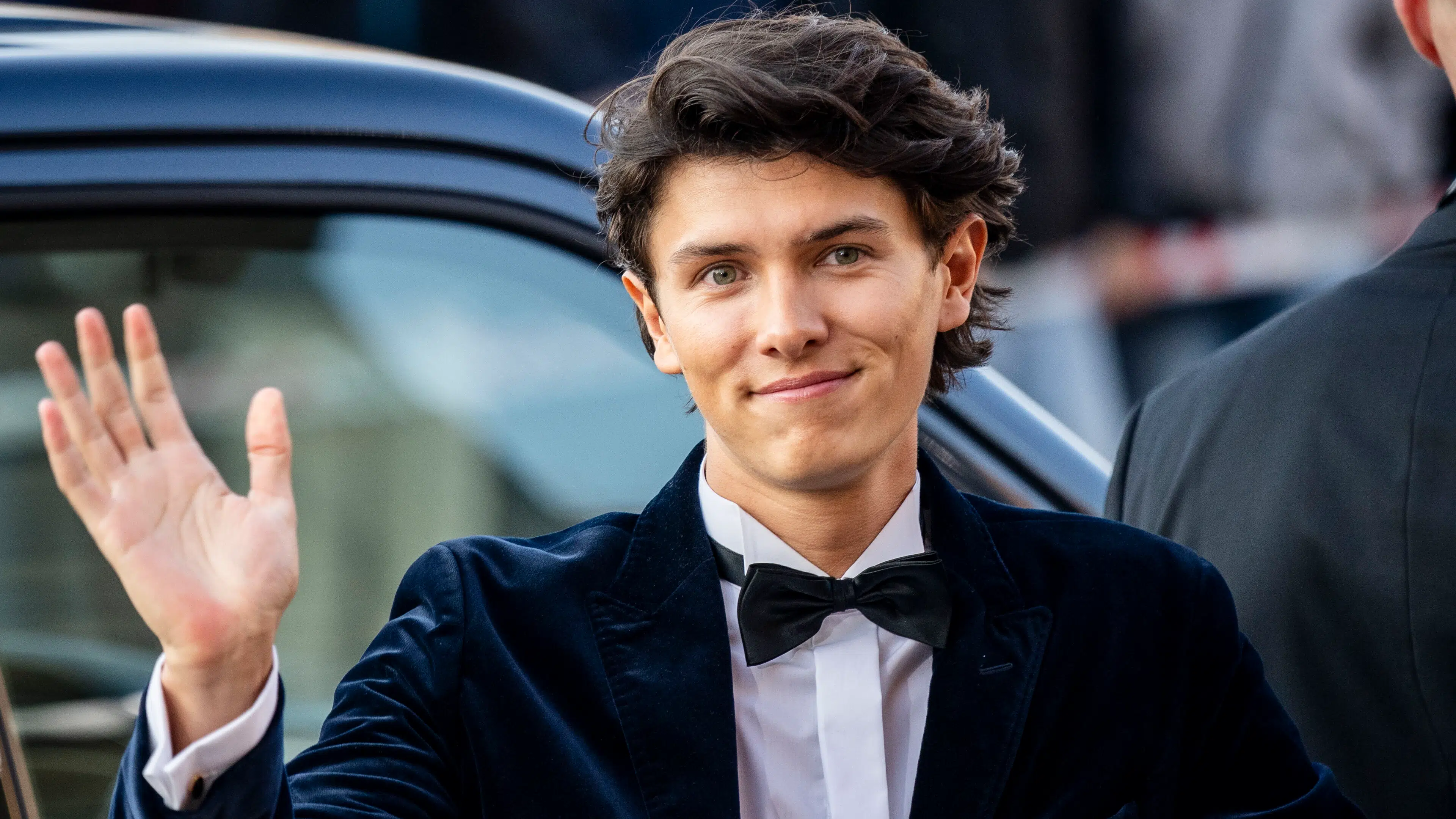 Grev Nikolai: Jagter liv med 10 forskellige spor