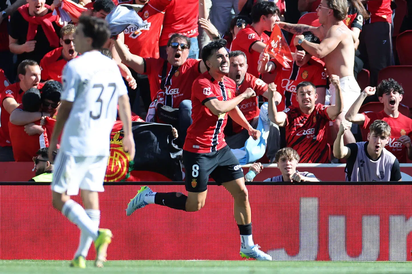 Manu Morlanes fejrer sin scoring mod Real Madrid.