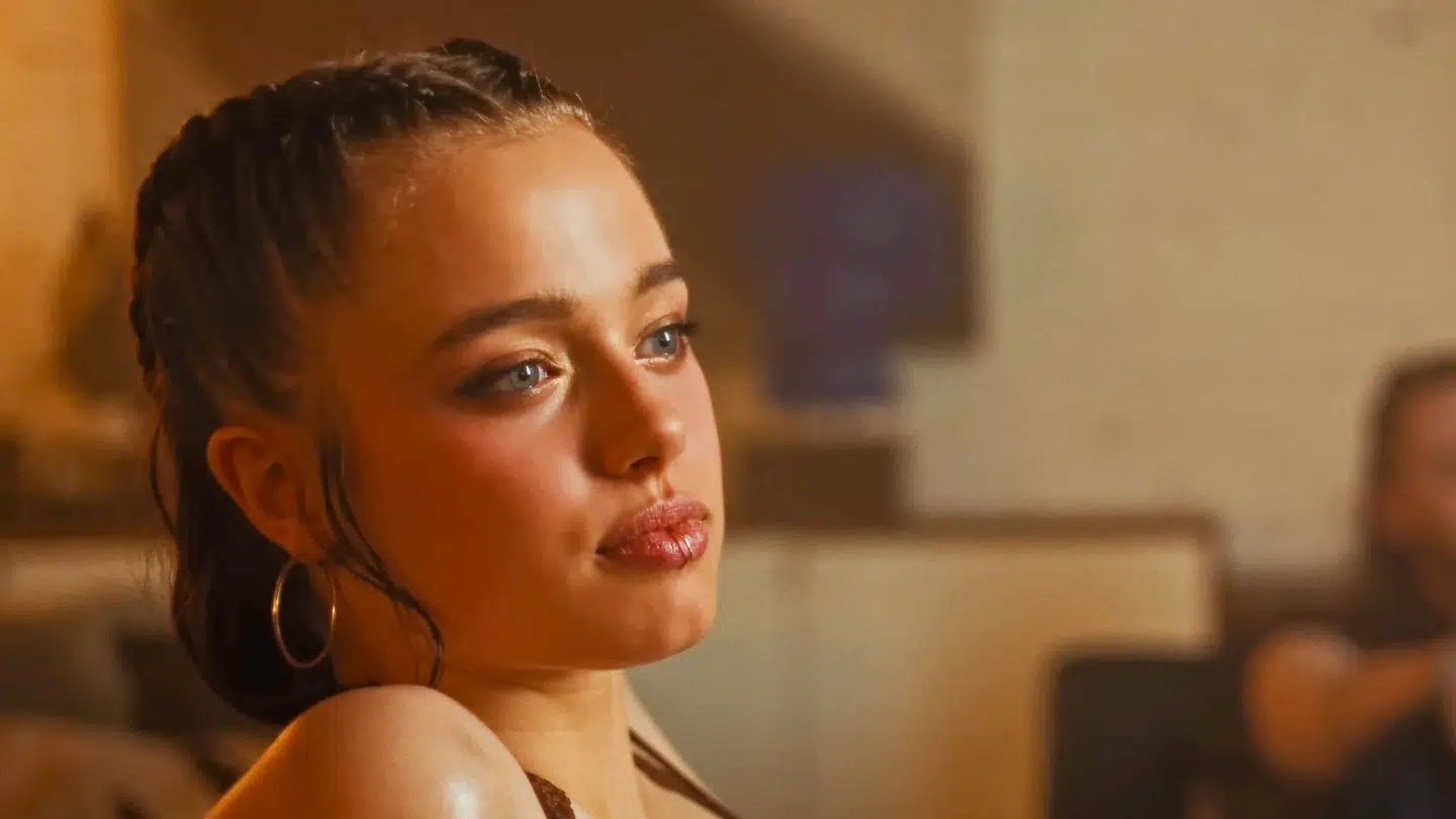 Sådan ser Shiloh Jolie ud i Dayoungs musikvideo.