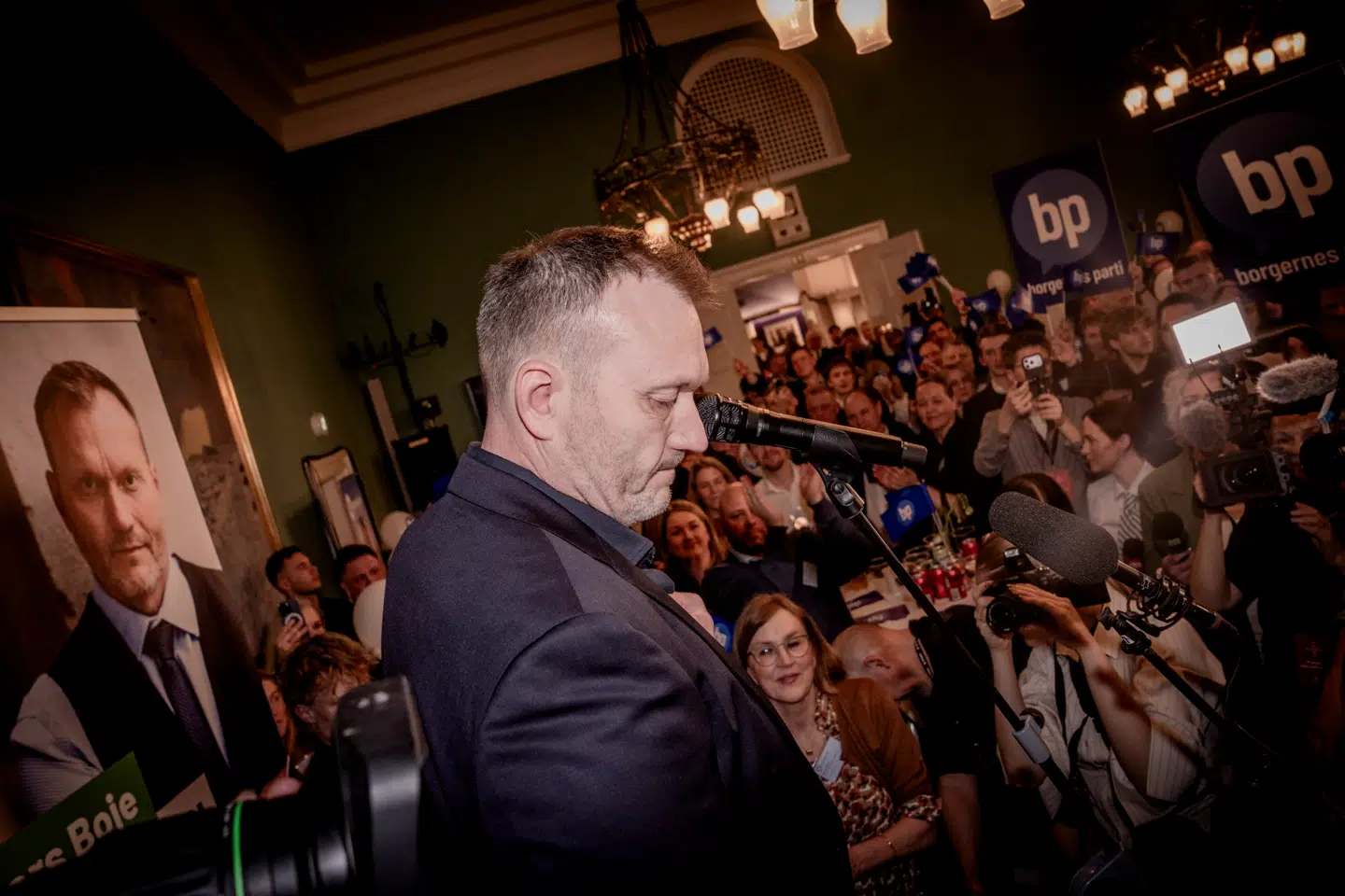 Lars Boje Mathiesen under valgfesten hos Borgernes Parti. Partiet fik i alt 4 kandidater stemt ind i Folketinget - To af dem - og dermed halvdelen - er siden blevet løsængere.