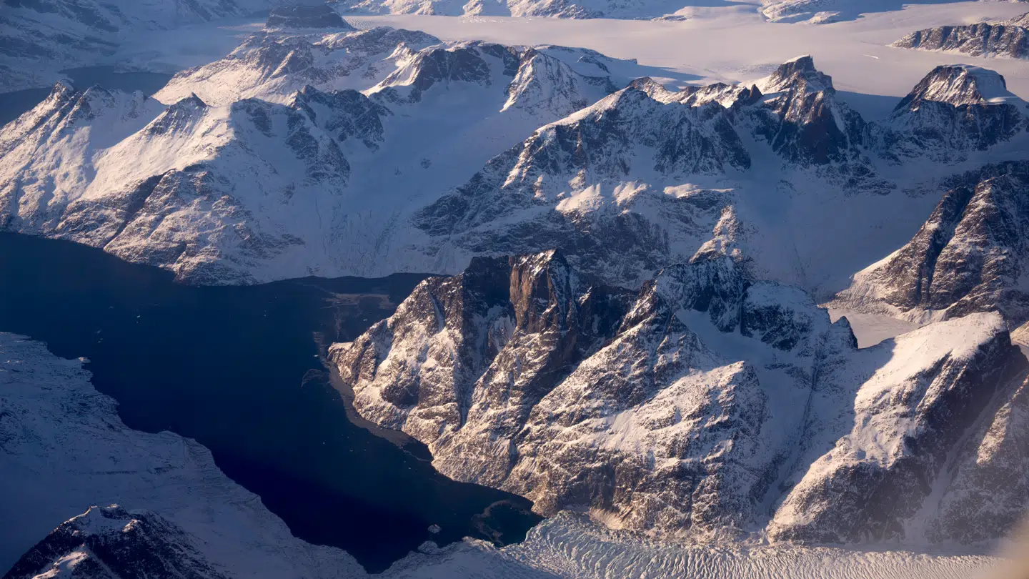 Efter en lavineulykke lørdag eftermiddag er en 17-årig dreng død i Grønland.