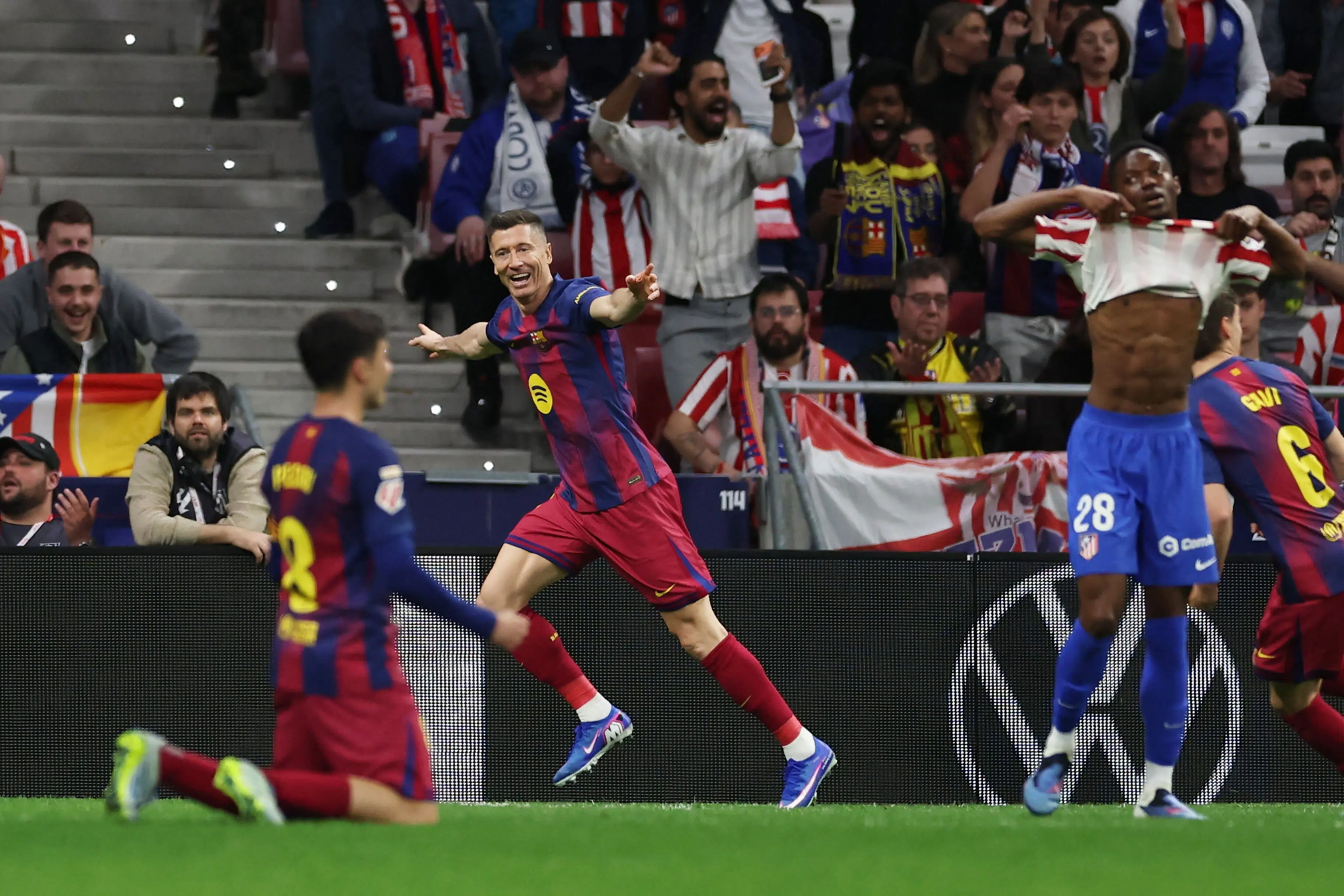 Barcelona slår stort hul til Real Madrid efter ophedet drama