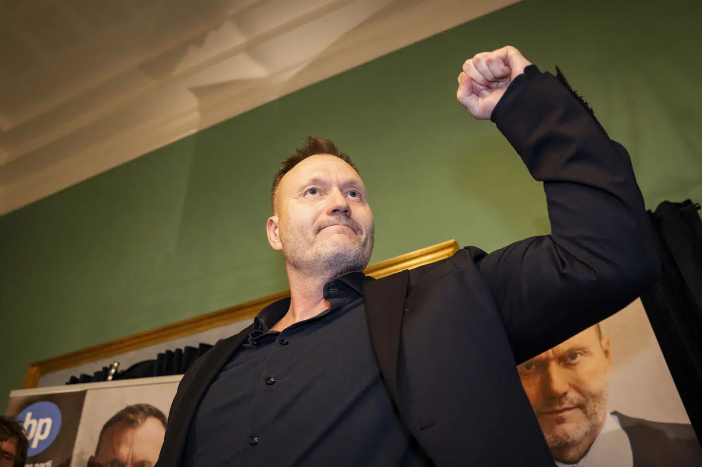 Lars Boje ankommer til Christiansborg og holder tale ved Borgernes Partis valgfest 24. marts. Siden er folketingsgruppen gået fra fire til to medlemmer - senest med Emilie Schyttes exit lørdag. Det er en "træls start", siger Boje i en video lørdag aften. (Arkivfoto).