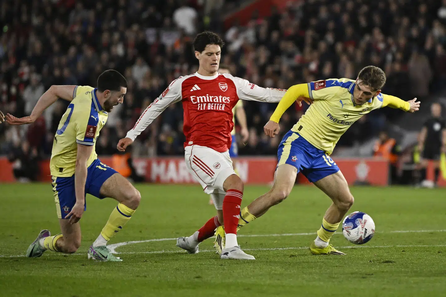 Arsenals danske midtbanespiller Christian Nørgaard jagter bolden i FA Cup-kvartfinalen mod Southampton.