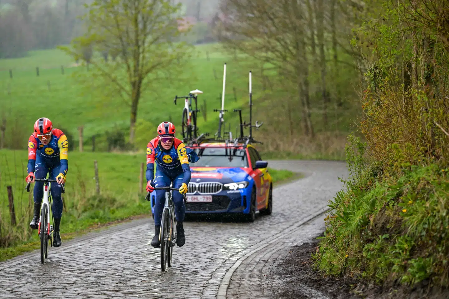 Mads Pedersen har i de seneste dage finpudset den sidste del af formen på brostenene i Flandern.