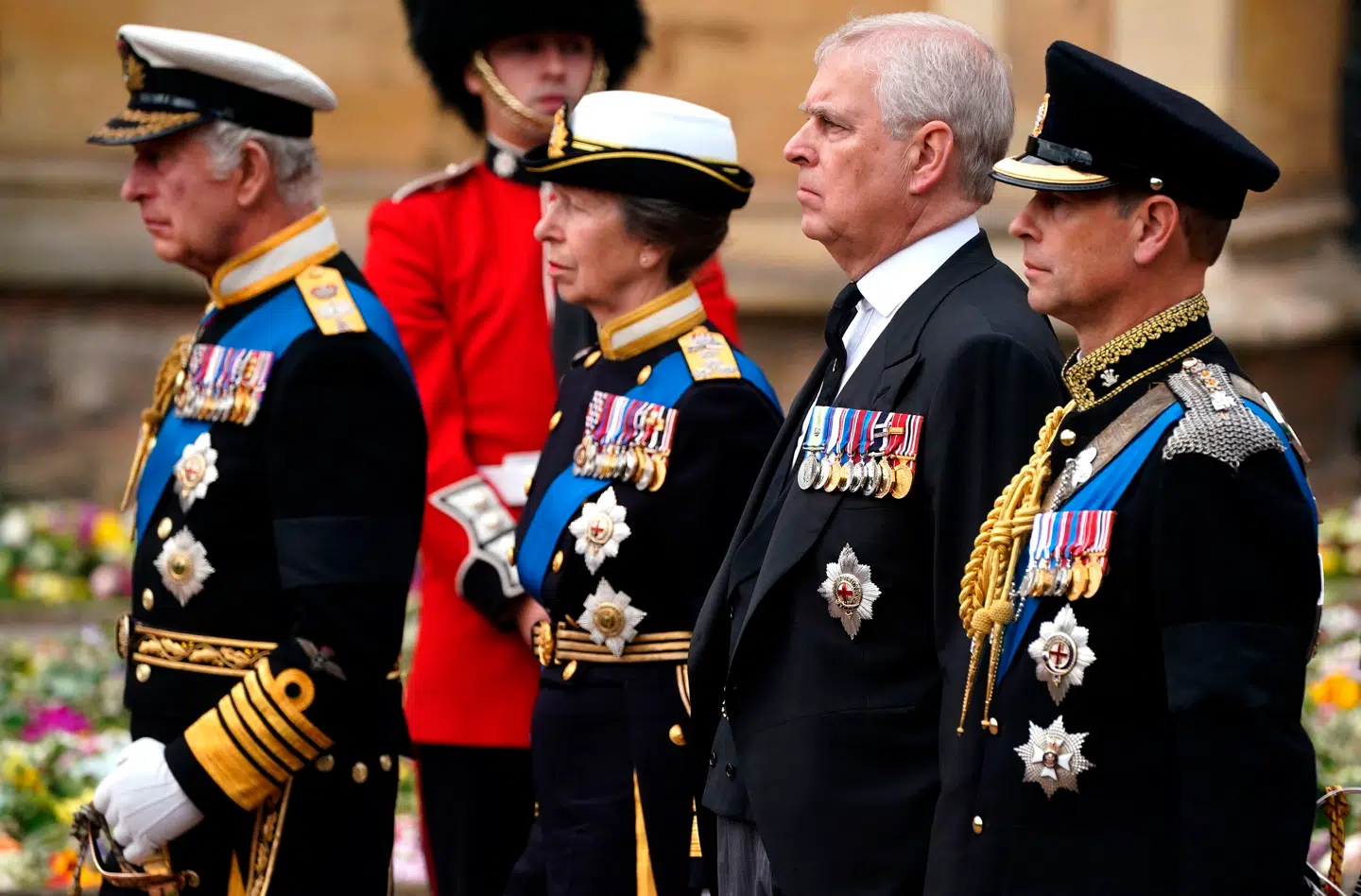 Dronning Elizabeths fire børn var alle til stede til hendes begravelse i september 2022: Kong Charles, prinsesse Anne, den nu tidligere prins Andrew og prins Edward.