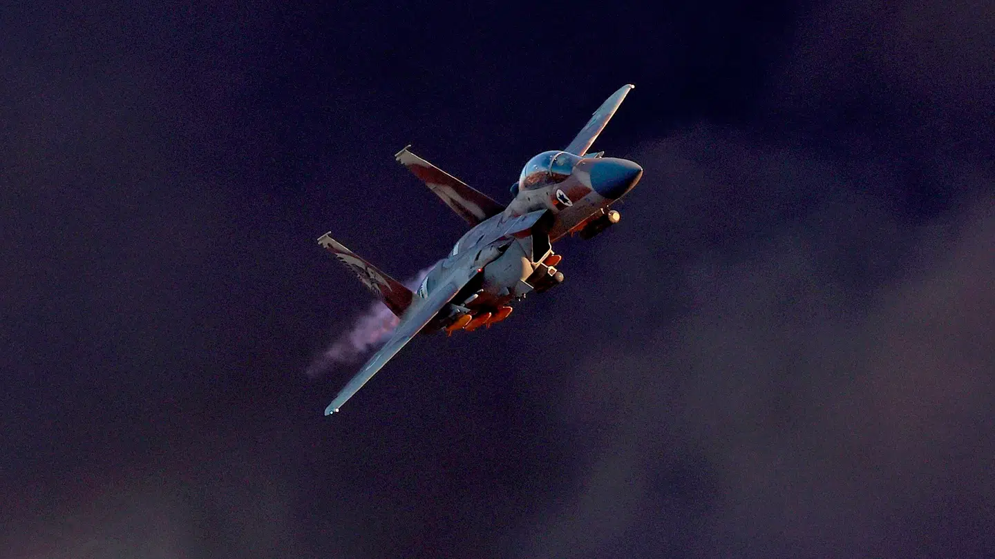 Arkivfoto af et F-15E Strike Eagle-kampfly, som skal være den type, der fredag blev skudt ned over Iran med to amerikanske besætningsmedlemmer ombord. De er nu begge reddet.