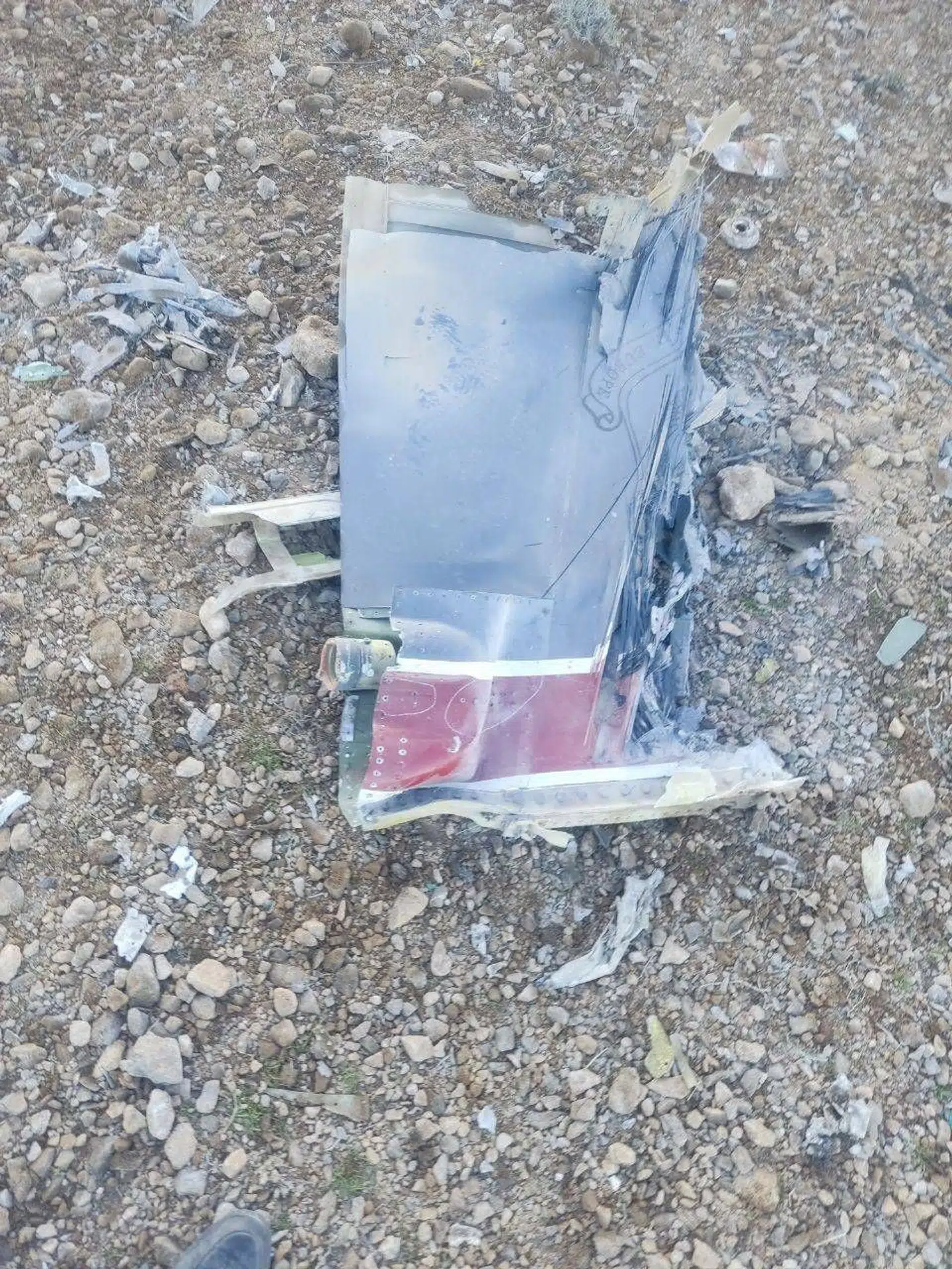 Her ses et billede af det, der ifølge iranske statsmedier skal være fragmenter fra det nedskudte amerikanske kampfly. Billedet er offentliggjort fredag den 3. april. Det er ikke verificeret.