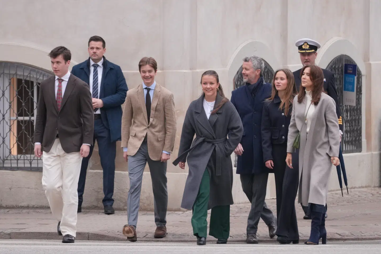 Kong Frederik, dronning Mary og deres fire børn, kronprins Christian, prinsesse Isabella samt tvillingerne prins Vincent og prinsesse Josephine, deltager søndag i en påskehøjmesse.