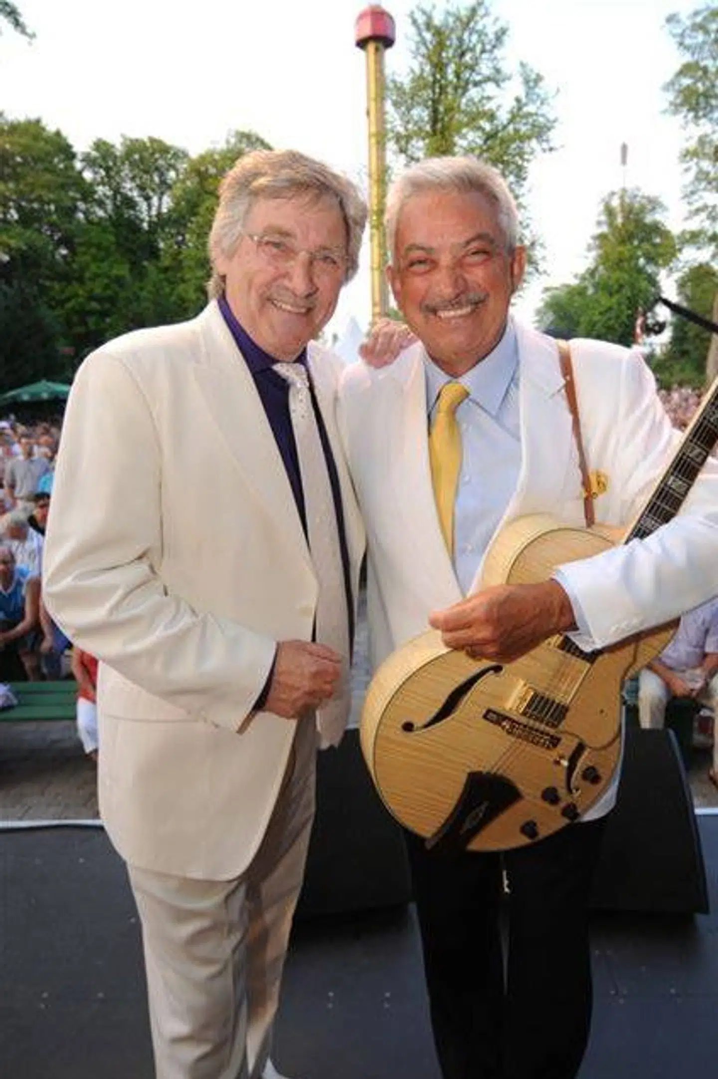 Richard Ragnvald var ofte med Johnny Reimar til hans forskellige fællessangsarrangementer på Bakken og på TV 2 Charlie, eller som her i Aalborg og Aarhus. Foto: Privat