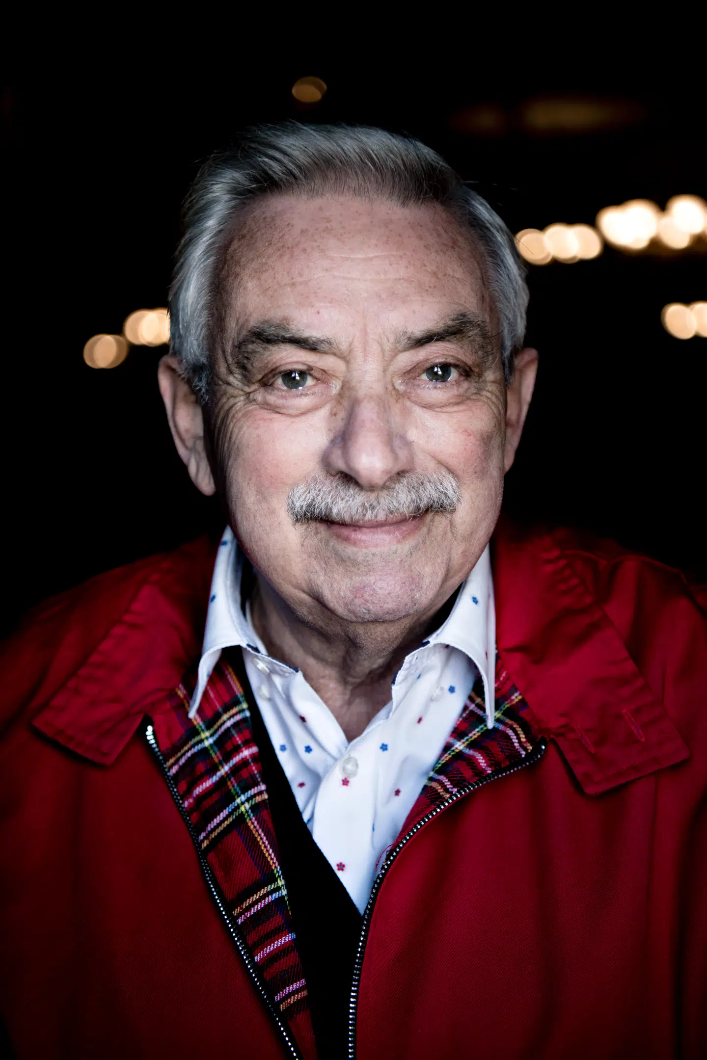 Sanger, guitarist, producer, tekstforfatter og tv-vært Johnny Reimar blev 82 år. Her ses han i 2022. Lørdag 4. april 2026 gik han bort efter kort tids sygdom, skriver hans datter, Lotte Reimar, på Facebook søndag.