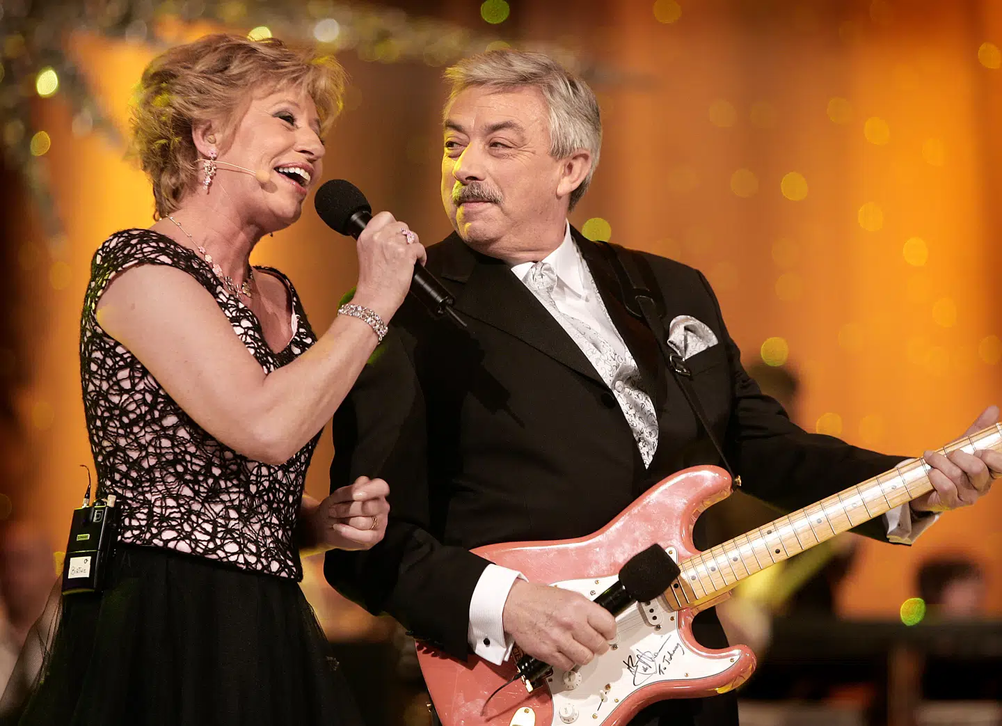 Johnny Reimar stod blandt andet for at lancere en række kendte dansktopnavne, herunder Birthe Kjær. Billedet er fra Dansk Melodi Grand Prix 2005.