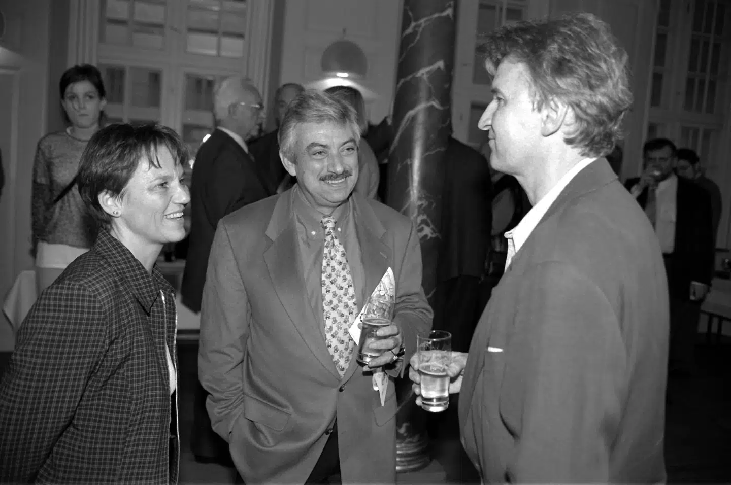 I mere end 60 år var Johnny Reimar og Jørgen de Mylius nære venner. Her ses de sammen med Monica Krog-Meyer til Svikmøllens offerfest i 1997.