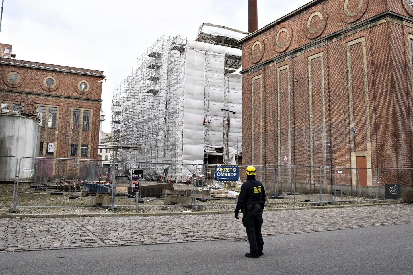 Politiet har opsat afspærringer ved et stillads i Aalborg søndag på grund af stormen. (Foto: Henning Bagger/Scanpix 2026)