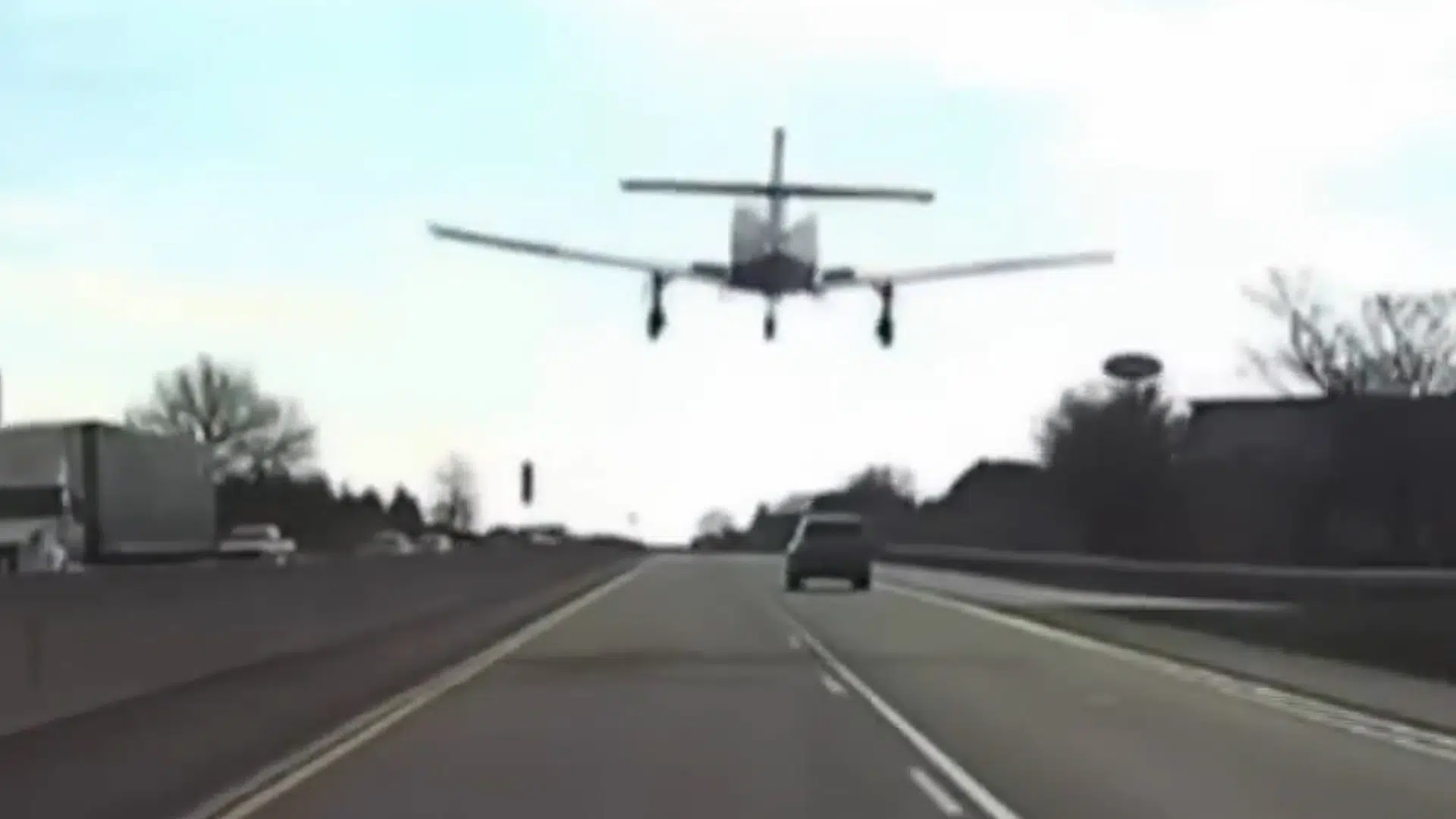 Fly nødlander på motorvej i Pennsylvania