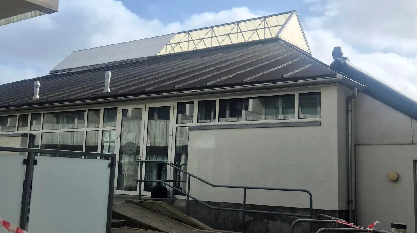 Dele af taget er blæst af hos Blokhus Feriecenters badeland. Området er derfor spærret af.