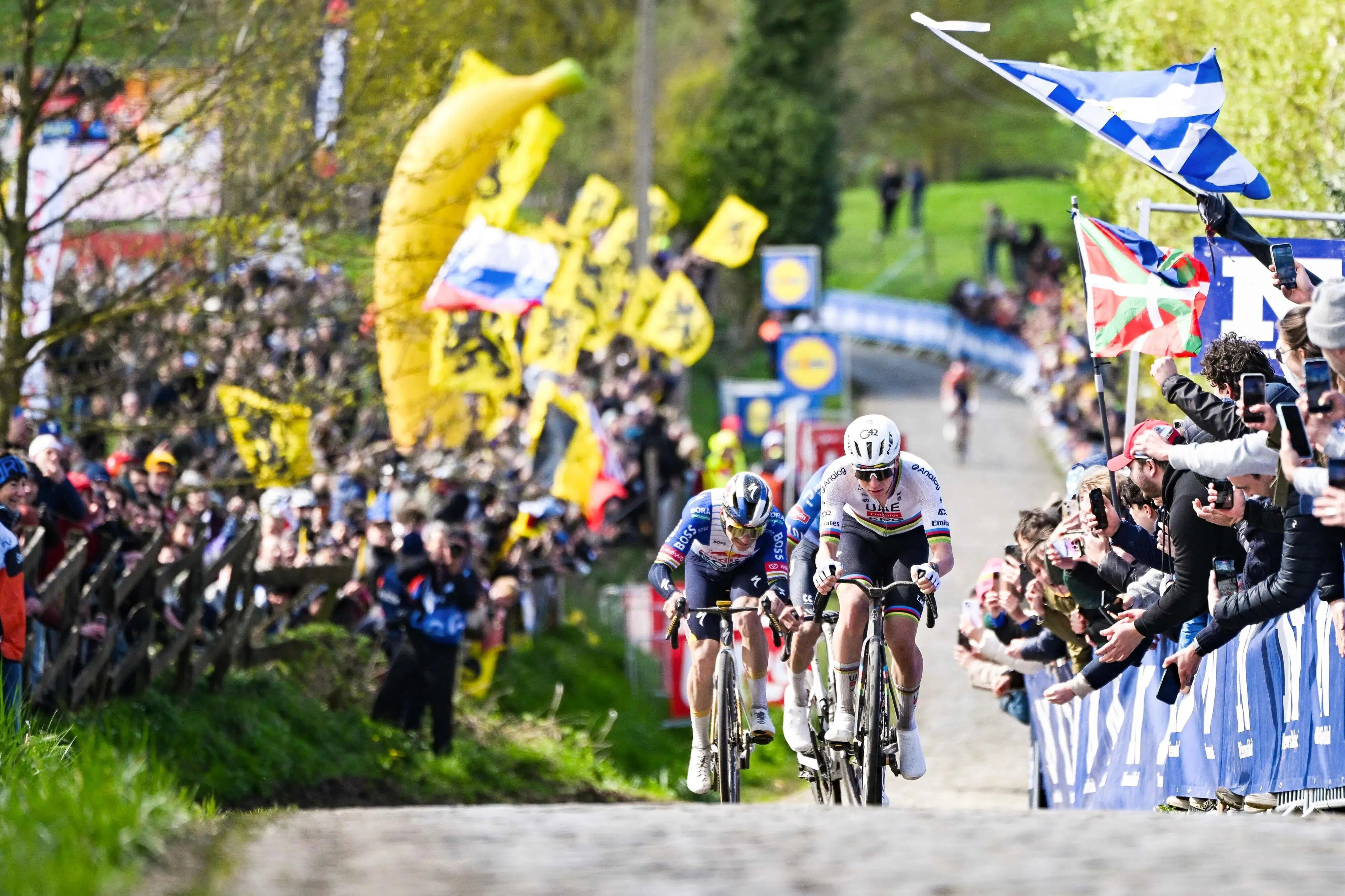 Tadej Pogacar tager sin 12. monumenttriumf i suveræn stil