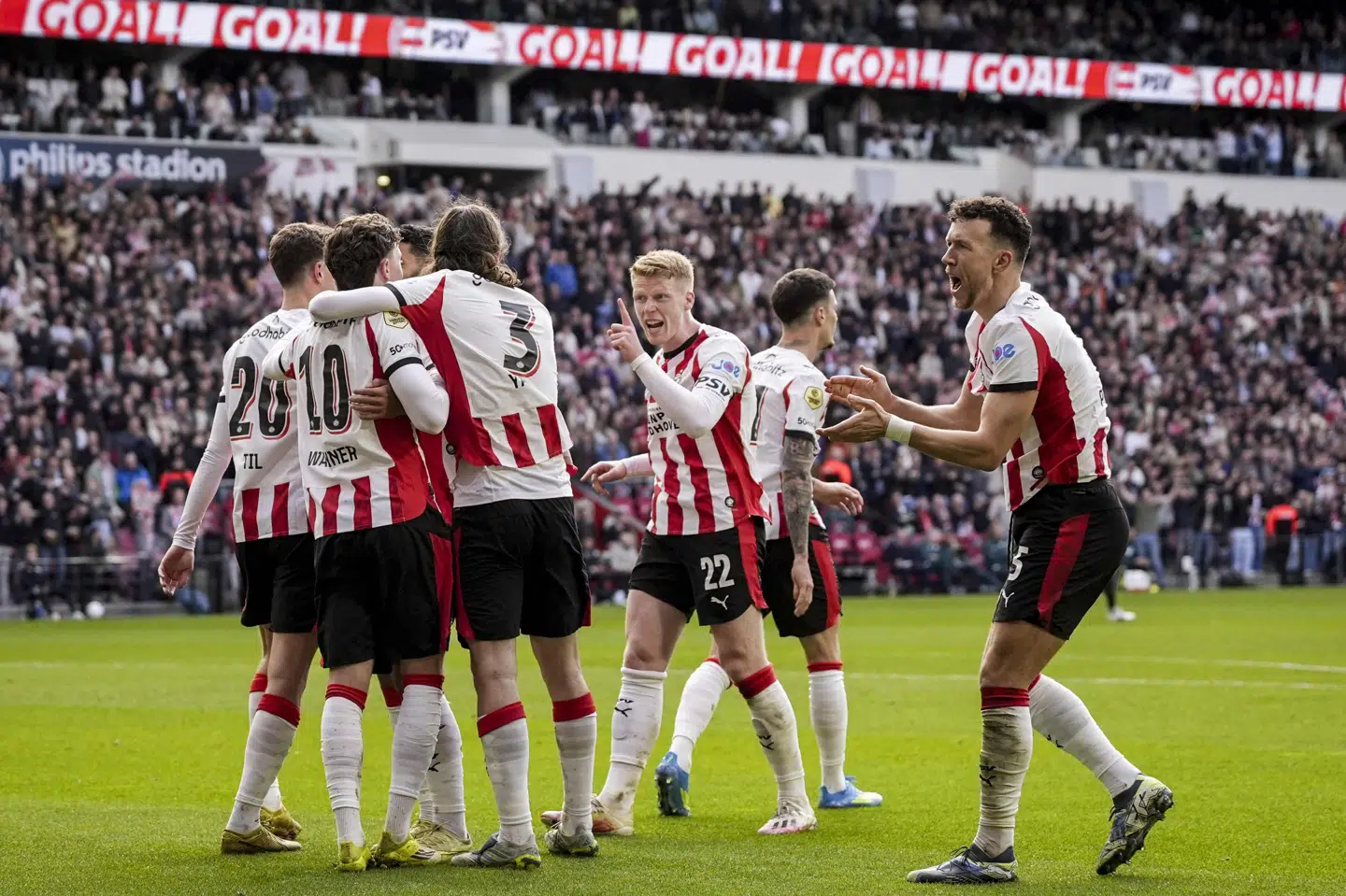 PSV Eindhoven vandt lørdag 4-3 over Utrecht, og søndag kan klubben fra sofaen juble over det tredje mesterskab på stribe.