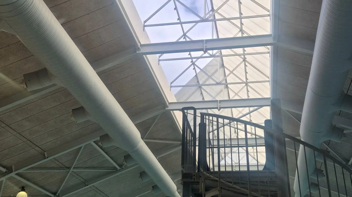 Billede inde fra Badelandet. Det viser, at dele af glasset er blæst af taget.