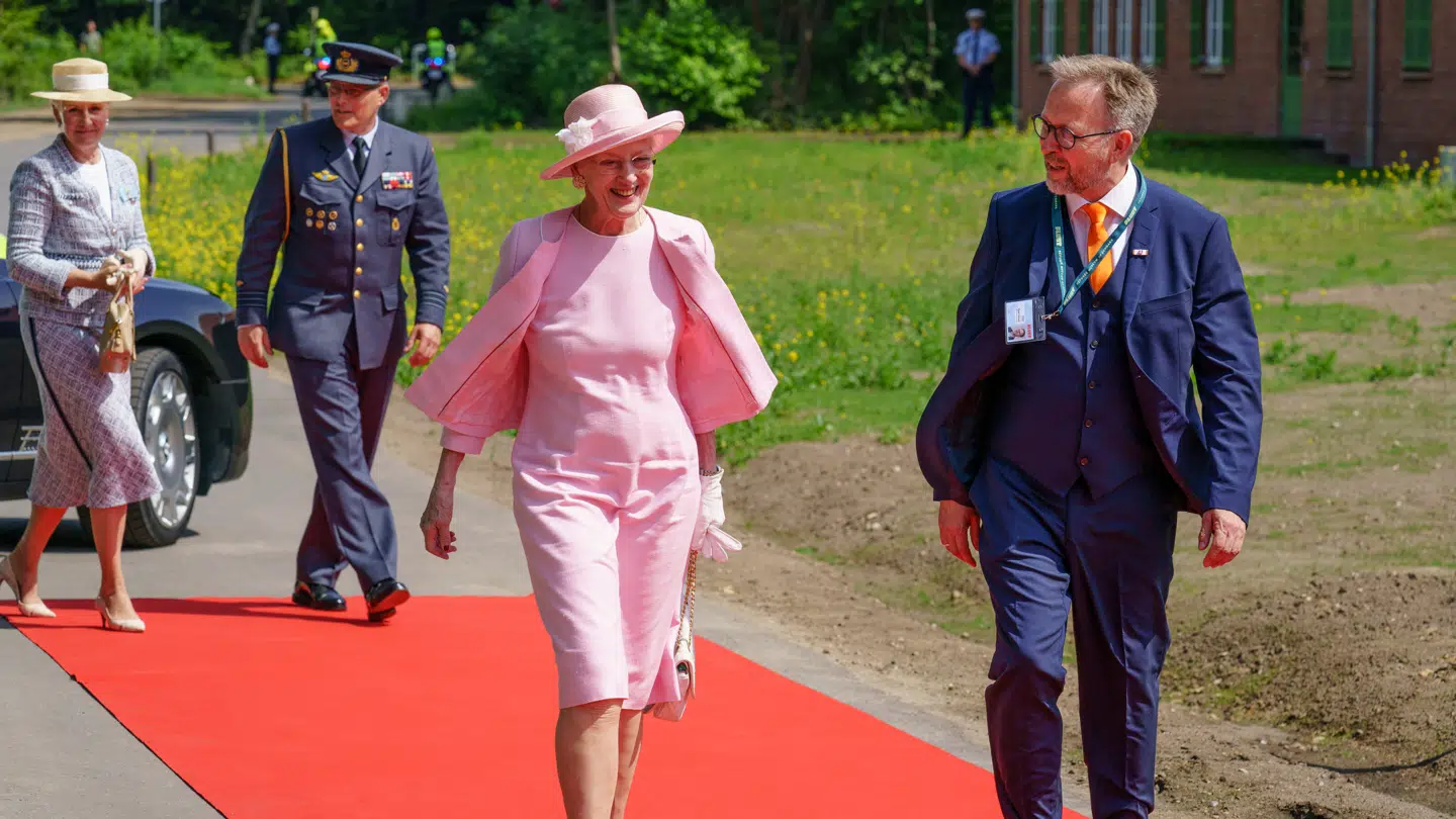 Dronning Margrethe var med til at åbne Flugt i 2022. Ved siden af hende ses museumsdirektøren, Claus Kjeld Jensen.