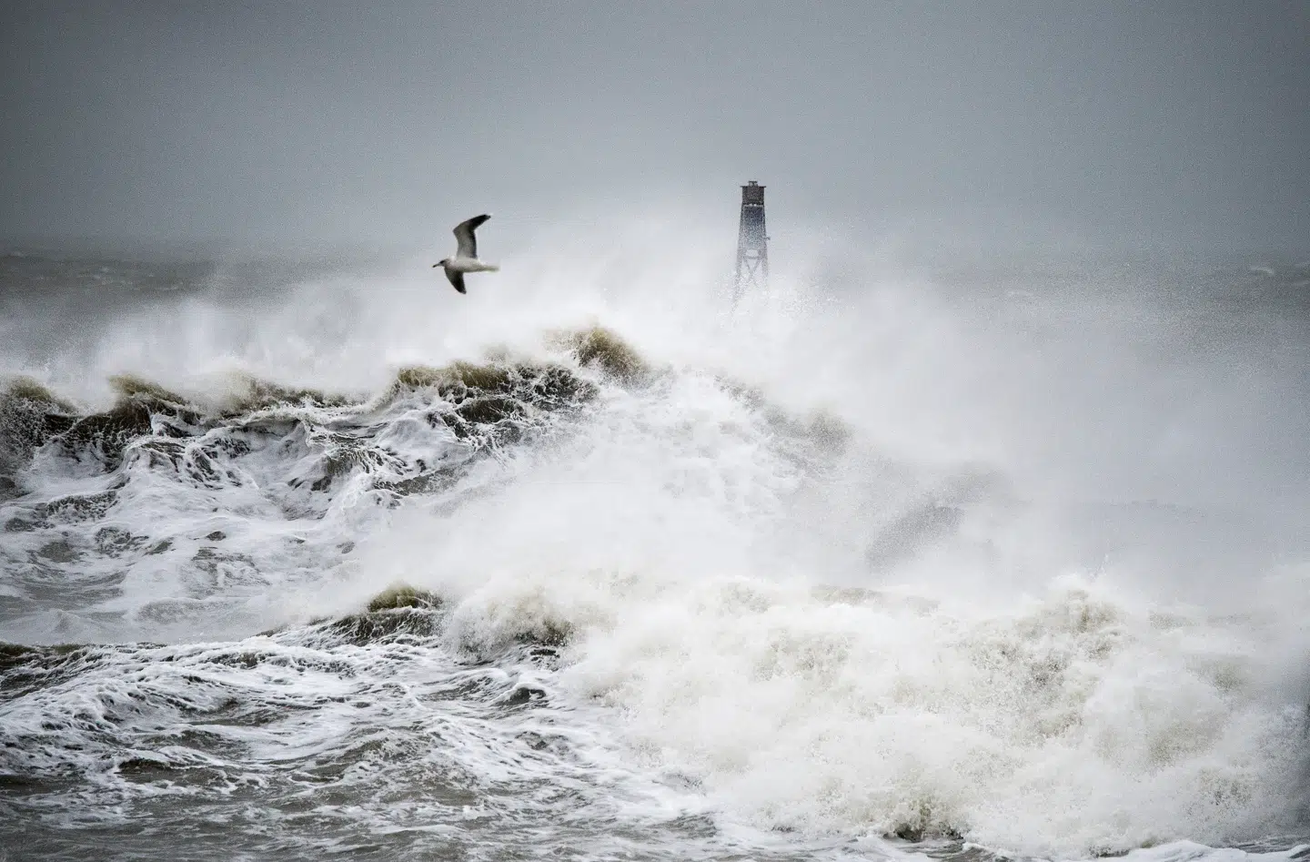 Ifølge det norske medie VG er en mand faldet overbord fra et udenlandsk tankskib i Nordsøen., som følge af stormen »Dave.«