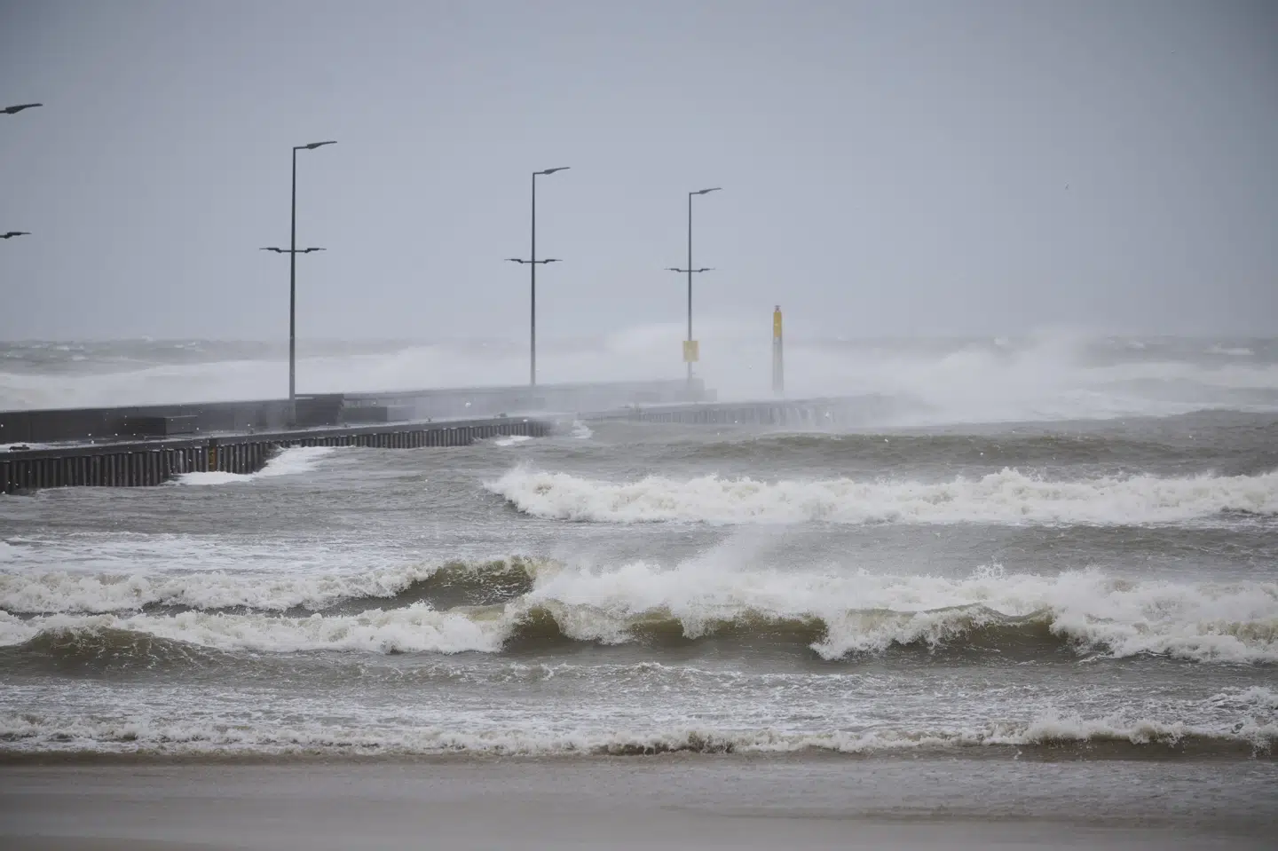 Stormen Dave raserer på Vestkysten af Nordjylland ved Løkken søndag. I dele af Jylland er der mange meldinger om væltede træer, ødelagt tag og bygningsskader.