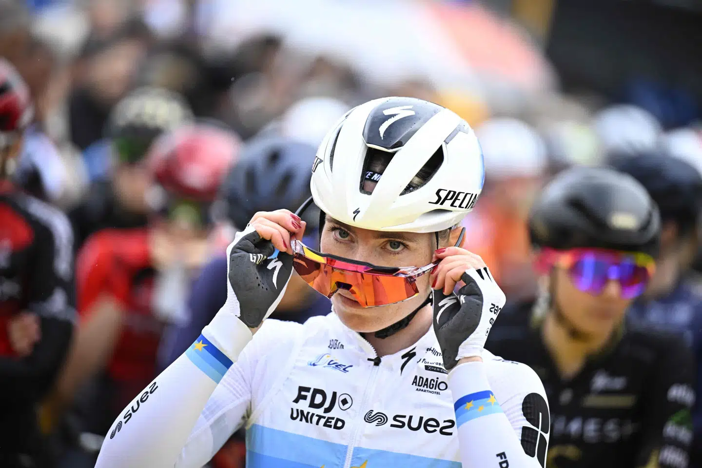 Europamester Demi Vollering satte alle til vægs på legendariske Kwaremont i Flandern Rundt.