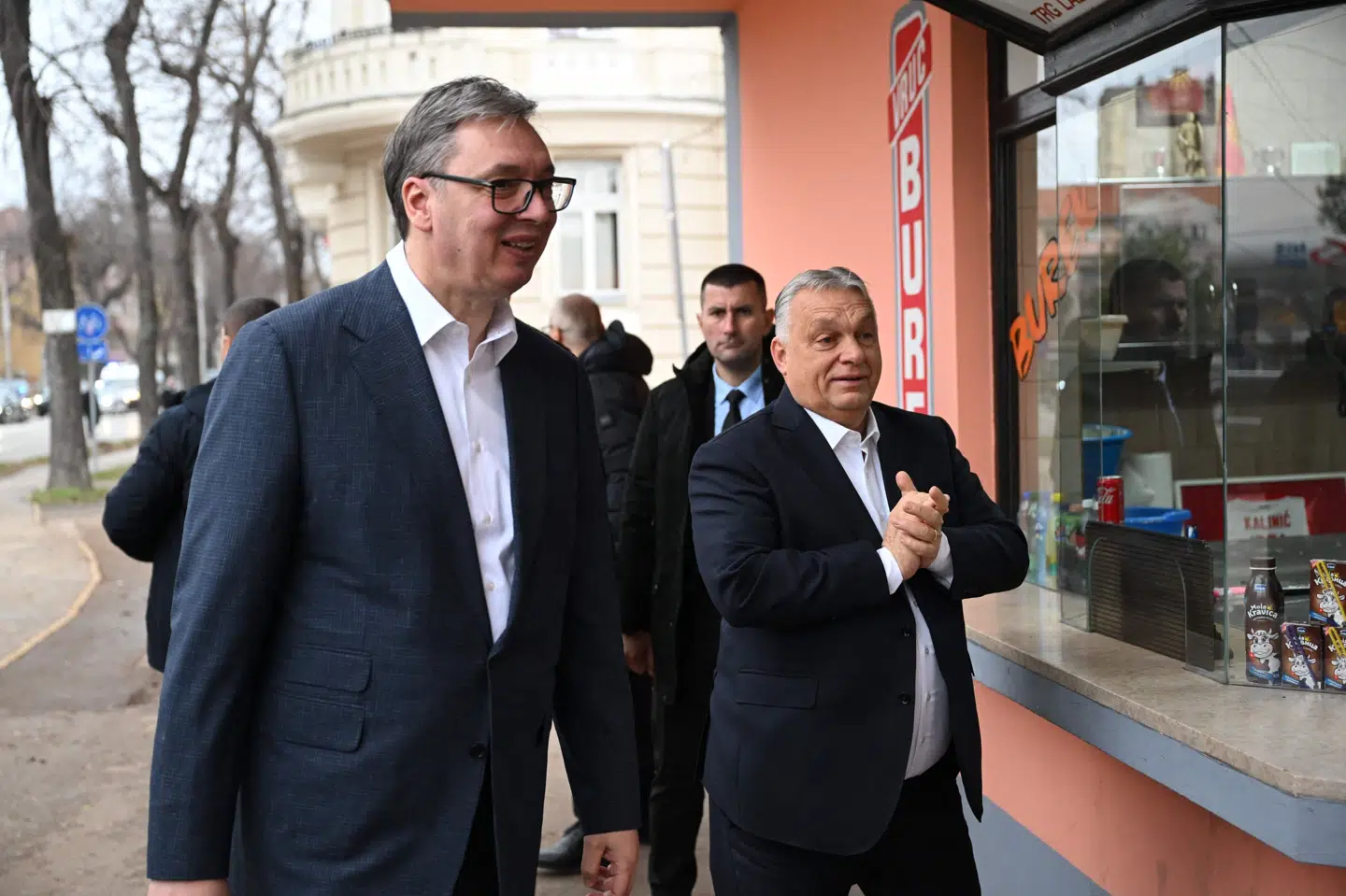 Serbiens præsident, Aleksandar Vucic (t.v.), har ifølge Ungarns premierminister, Viktor Orban (t.h.), orienteret om fundet af kraftige sprængstoffer ved en gasrørledning nær Serbiens grænse til Ungarn. Men Ungarns oppositionsleder mistænker, at det snarere er noget, der har til formål at øge Orbáns chancer for genvalg ved valget i Ungarn om en uge. (Arkivfoto)