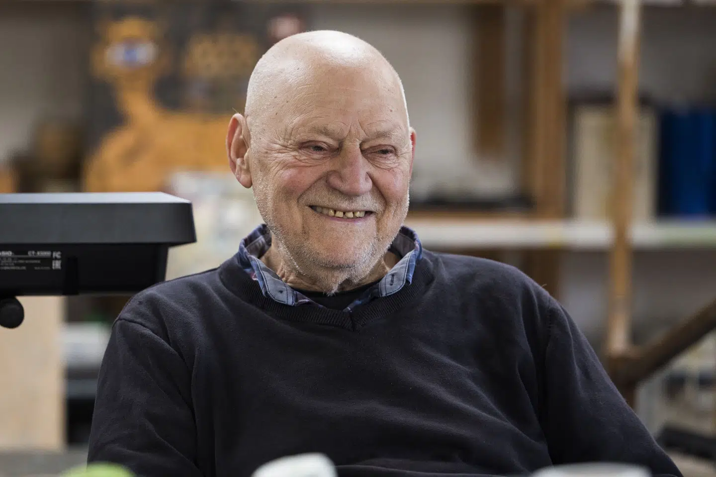 Troels Trier sidder i sit eget hjem på Fyn 8. januar 2024. Søndag er han død i en alder af 86 år. (Arkivfoto).