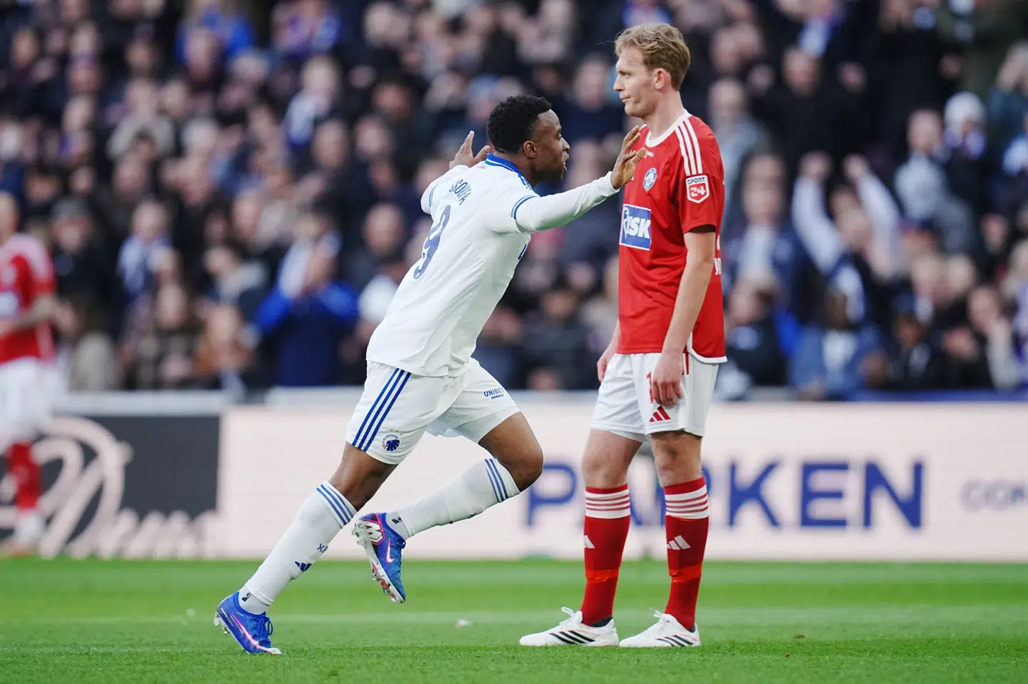 Youssoufa Moukoko jubler over et af sine tre mål i søndagens nedsabling af Silkeborg i Parken.