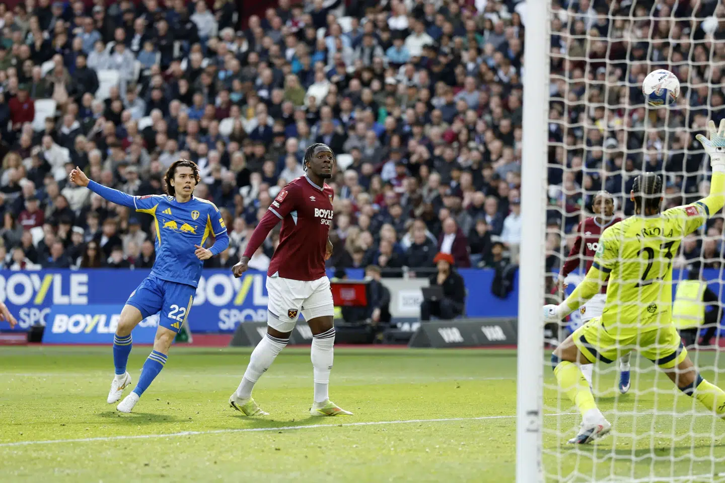 Ao Tanaka leverede et mesterligt mål, da Leeds søndag tog sejren på London Stadium.