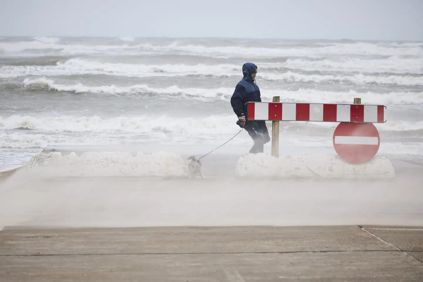 Stormen Dave raserede den jyske vestkyst søndag - blandt andet her ved Løkken. Det fik Nordjyllands Politi til at fraråde al unødig udkørsel, men det er afvarslet søndag aften. Man skal dog stadig køre forsigtigt, lyder det fra politiet. (Arkivfoto).