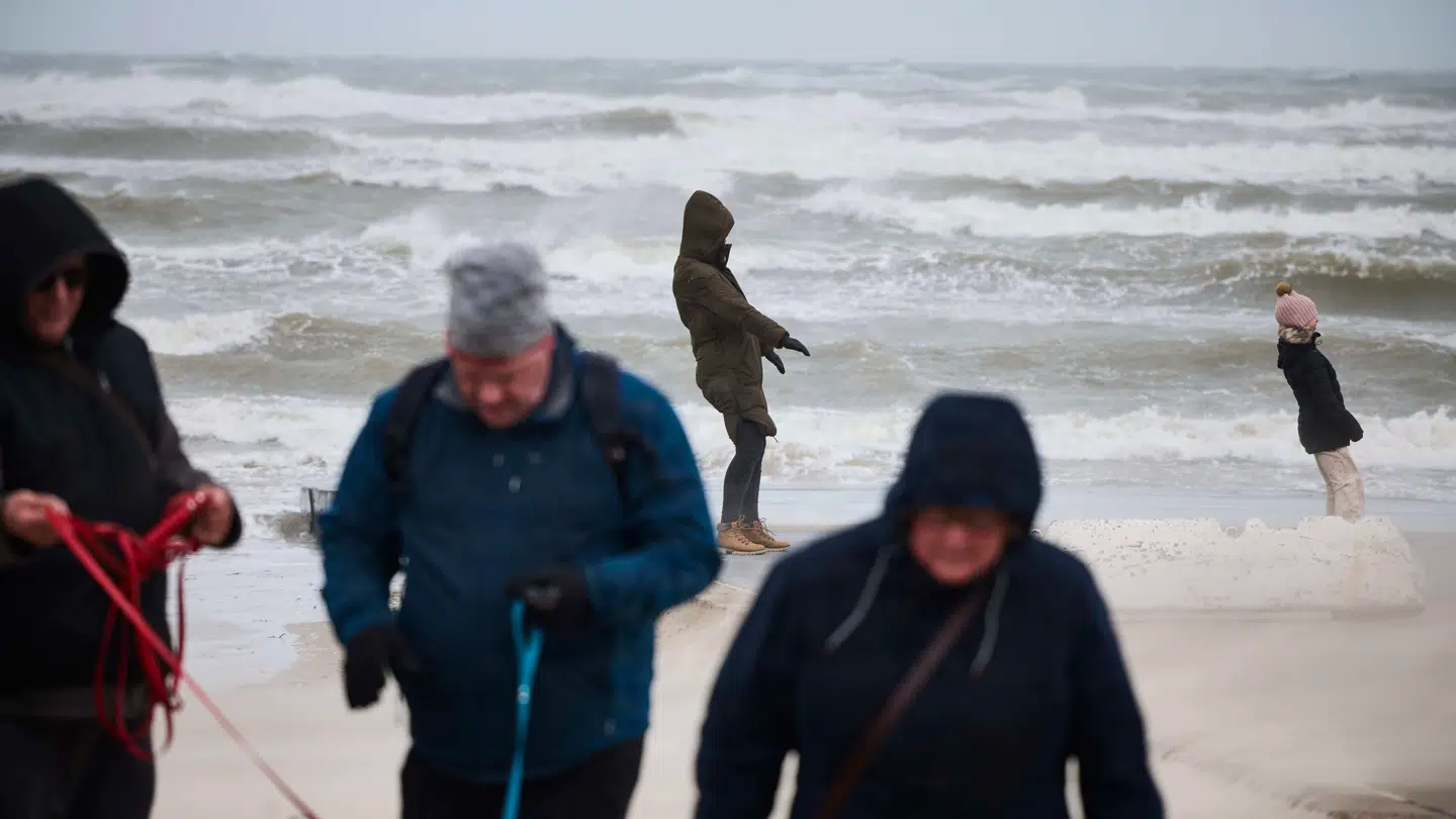 Selvom mandag ikke ser ud til at blive lige så slem som søndagens blæsevejr, så vil vinden stadig være der.