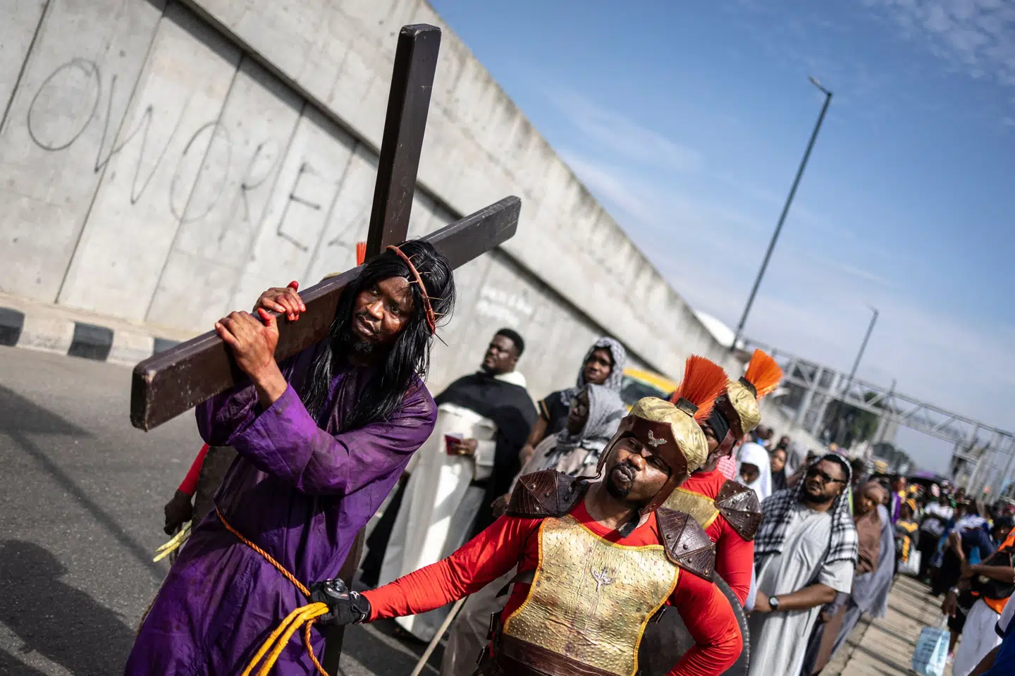 En kirkegænger går med et kors under et optog fra en kirke i byen Lagos i Nigeria til en anden kirke i den samme by langfredag. (Arkivfoto).