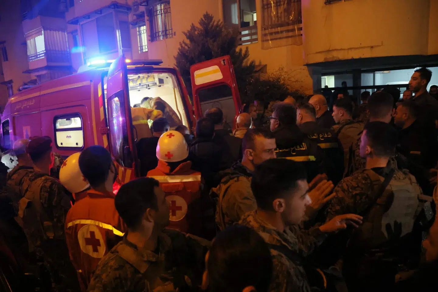 Et israelsk luftangreb har søndag ramt en lejlighed i byen Ain Saadeh øst for Beirut. Tre personer er blevet dræbt, siger de libanesiske myndigheder.