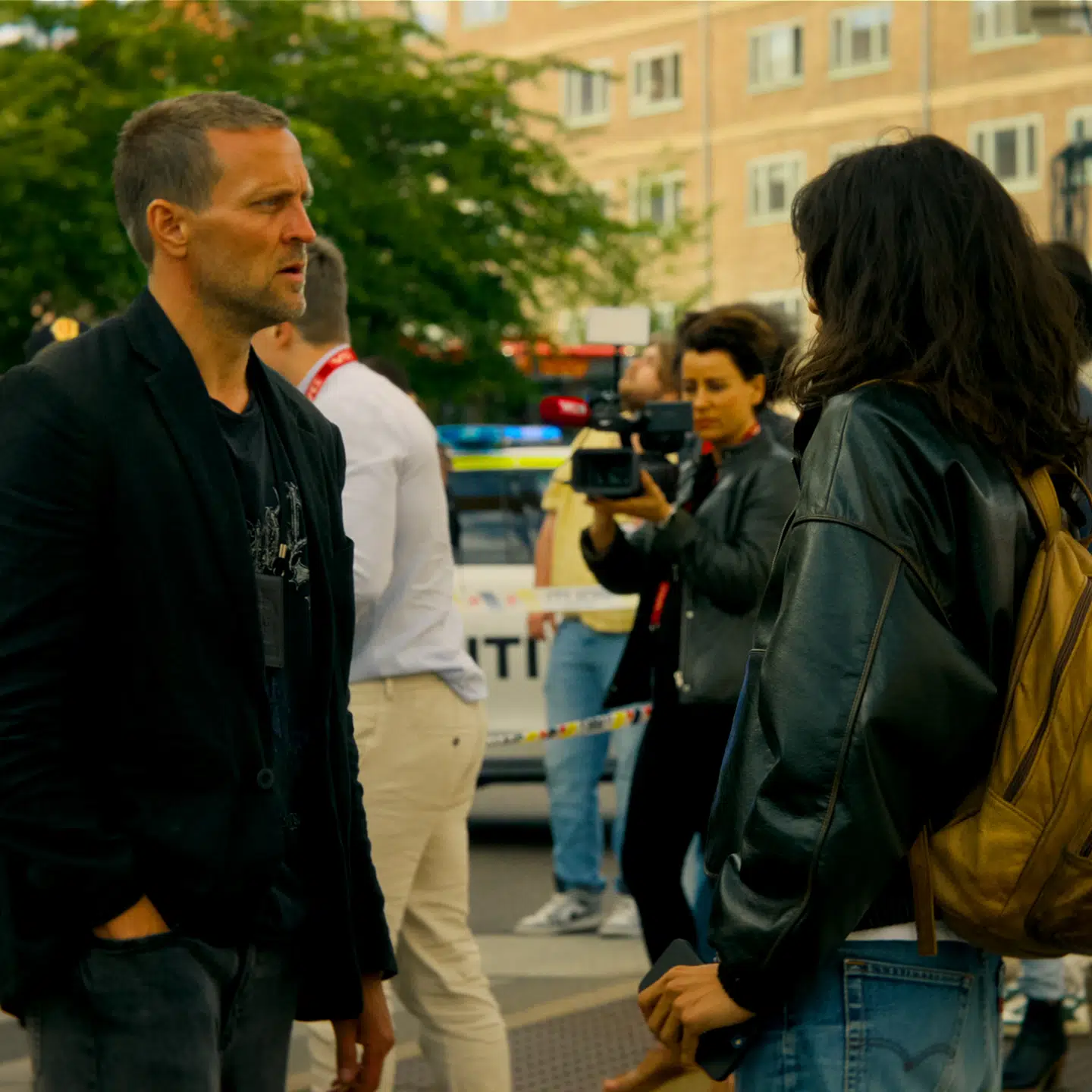 I hovedrollen i Netflix-serien 'Detective Hole' på Netflix finder man skuespilleren Tobias Santelmann i rollen som Jo Nesbøs velkendte karakter Harry Hole.