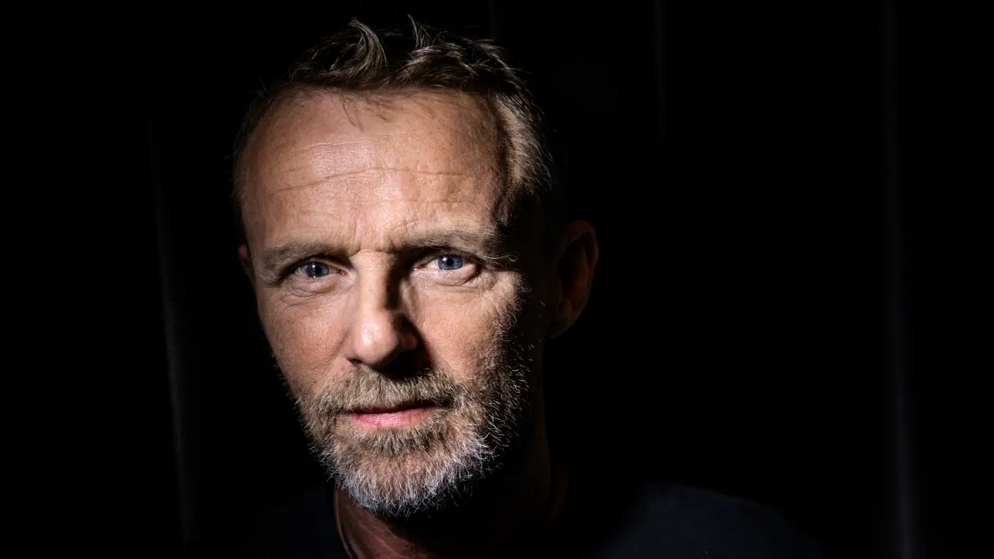 Jo Nesbø er en verdenskendt norsk forfatter. Han er aktuel med Netflix-filmatiseringen af hans bedstsælgende bogserie om detektiven Harry Hole.