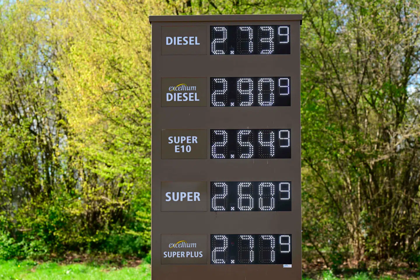 Der kan være store forskelle på brændstofpriserne i Tyskland. Her ses priserne på en tysk tankstation pr. 1. april, allerede her særdeles højt.