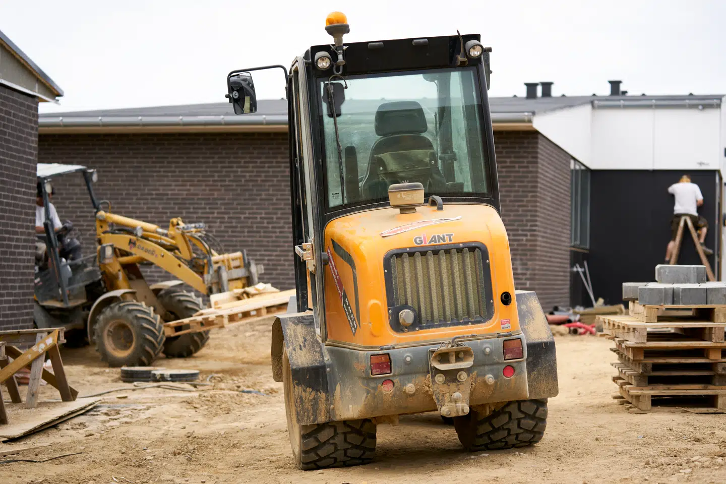 Byggeprojekter kan blive væsentligt dyrere på grund af de stigende priser på byggematerialer efter krigen i Mellemøsten. Her ses nye boliger under opførsel i Vig i Odsherred i juni 2021.