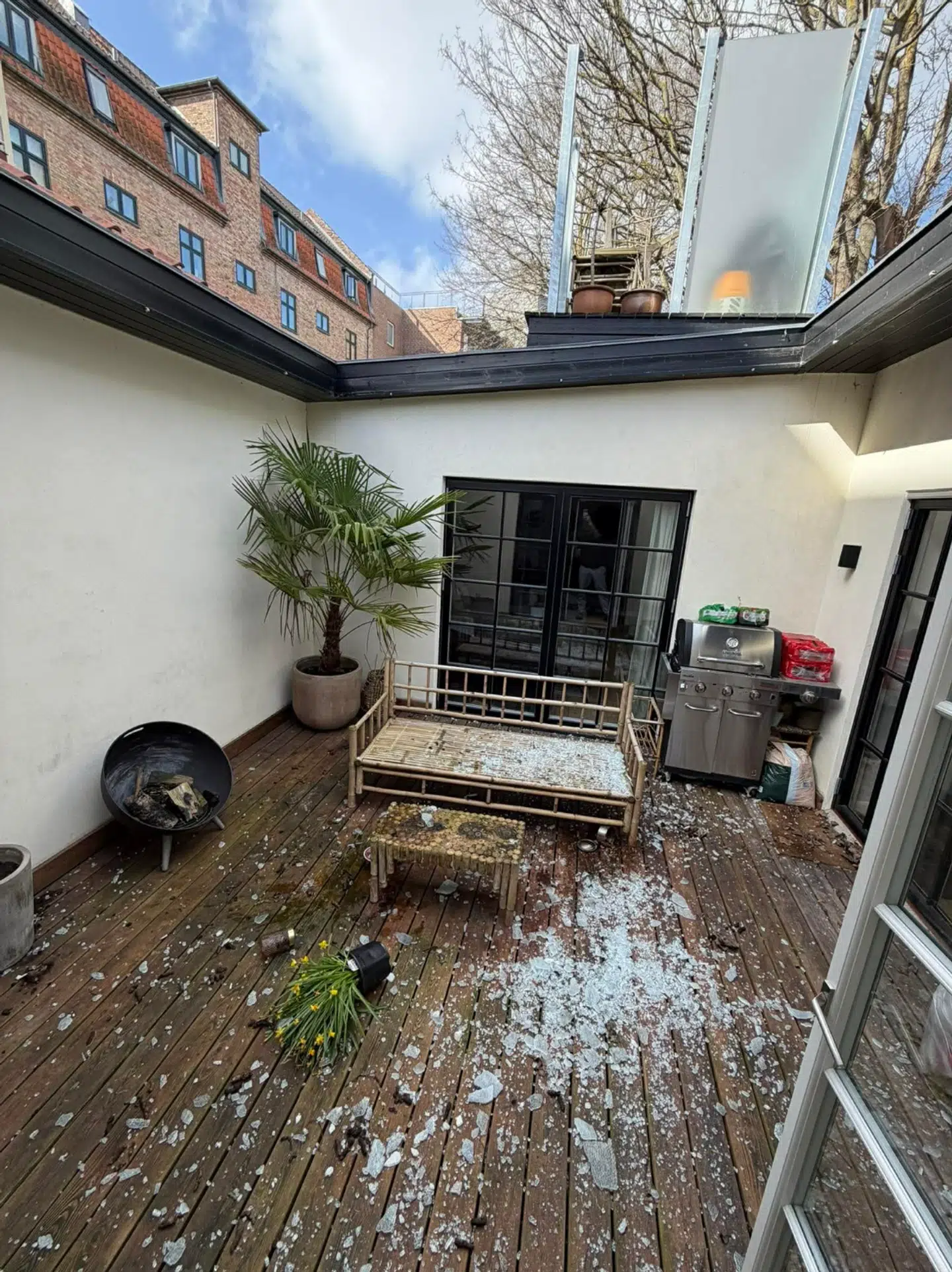 Her ses resterne af den smadrede glasvæg hjemme ved Silas Holst.