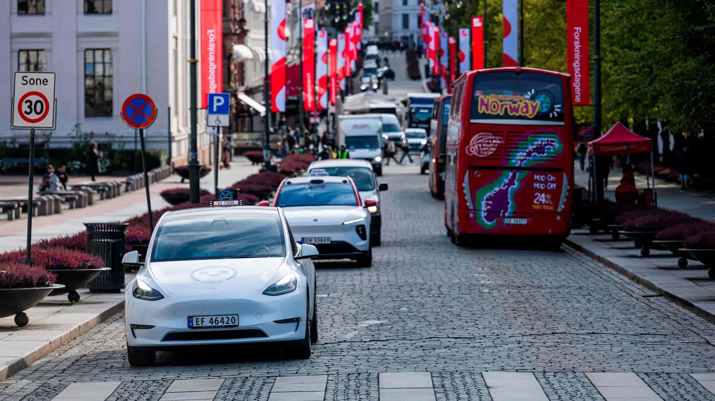 Der kører rigtigt mange elbiler rundt på de norske gader, stræder og veje. Her i Oslo.